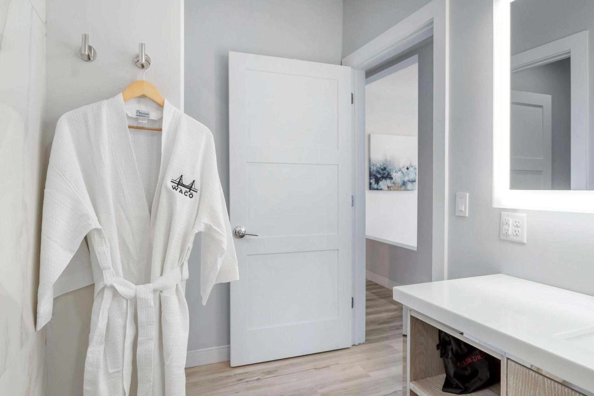 Cambria Hotel Waco University Riverfront エクステリア 写真