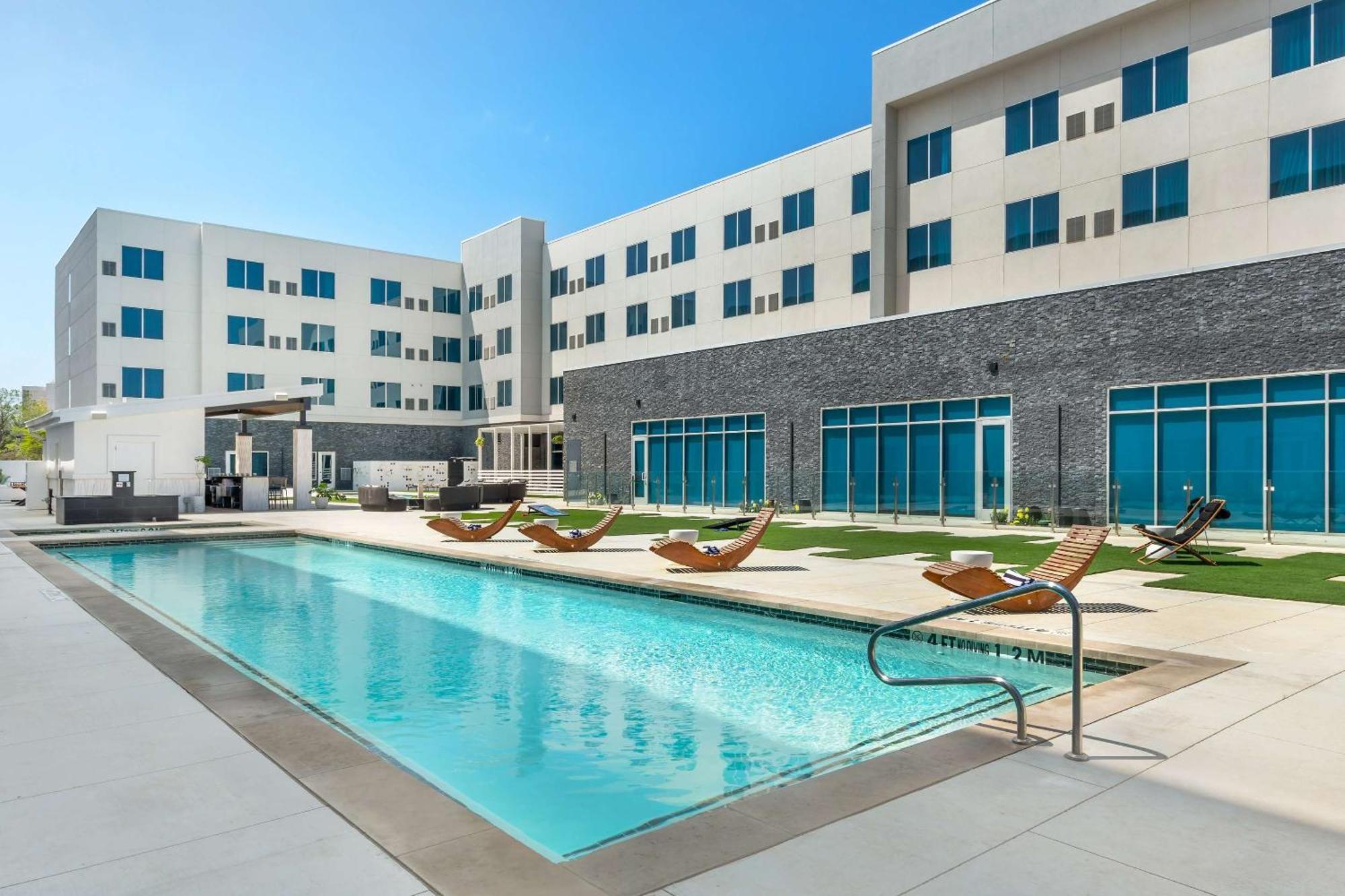 Cambria Hotel Waco University Riverfront エクステリア 写真